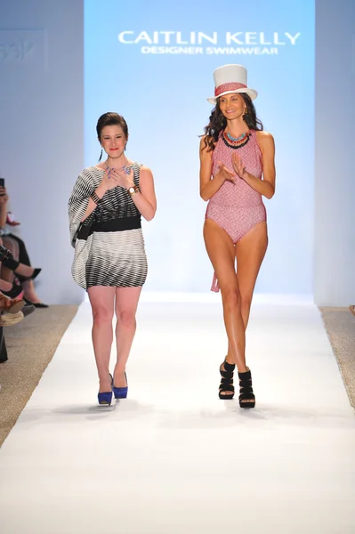 Designer Caitlin Kelly e Model walking runway finale alla Caitlin Kelly Collection — Foto Stock