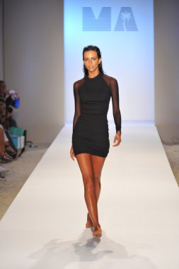 bir model mercedes-benz moda haftası sırasında minimale animale Show'da pist yürür