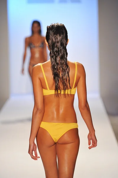 A model walks the runway at the Minimale Animale — Stock Photo, Image