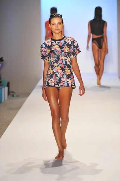 A model walks the runway at the Minimale Animale — Stock Photo, Image