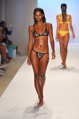 bir model minimale animale pist yürür