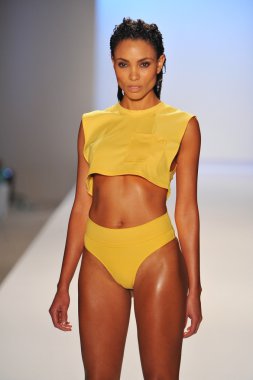 bir model minimale animale pist yürür