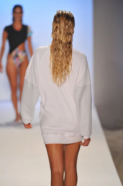 A model walks the runway at the Minimale Animale — Stock Photo, Image