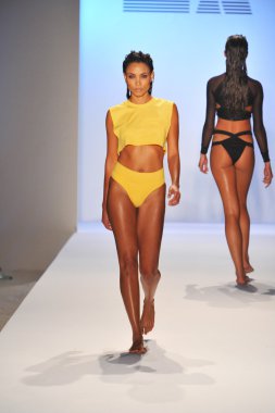 bir model minimale animale pist yürür