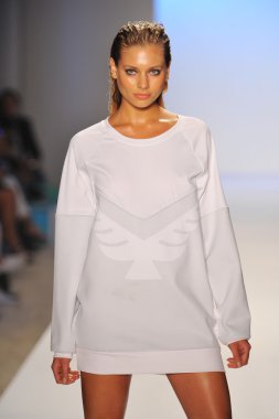 bir model minimale animale pist yürür