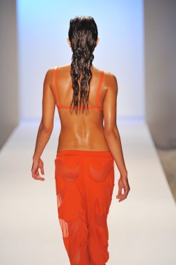 bir model minimale animale pist yürür