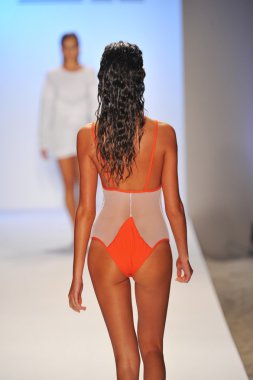 bir model minimale animale pist yürür