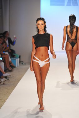 bir model minimale animale pist yürür