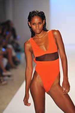 bir model minimale animale pist yürür