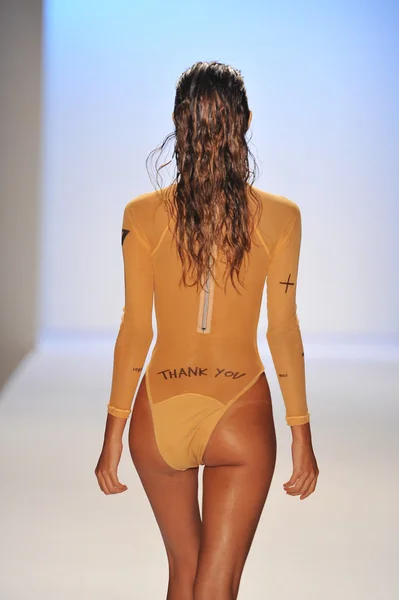 A model walks the runway at the Minimale Animale — Stock Photo, Image