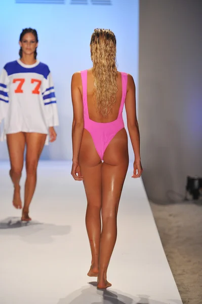 A model walks the runway at the Minimale Animale — Stock Photo, Image