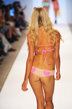 bir model mercedes-benz moda haftası sırasında lolli yüzmek Show'da pist yürür