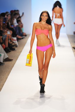 bir model mercedes-benz moda haftası sırasında lolli yüzmek Show'da pist yürür