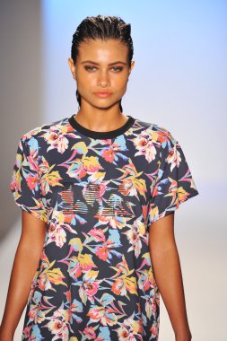 bir model minimale animale pist yürür