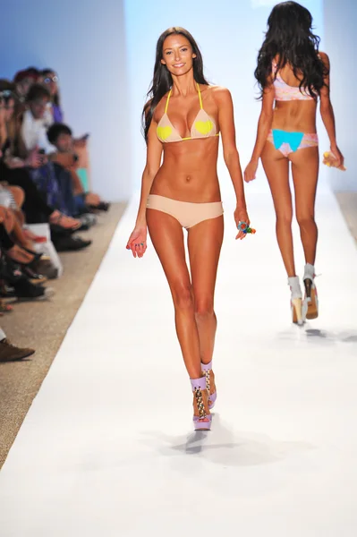 Bir model mercedes-benz moda haftası sırasında lolli yüzmek Show'da pist yürür — Stok fotoğraf