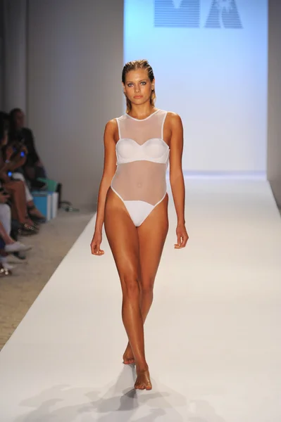 A model walks the runway at the Minimale Animale — Stock Photo, Image