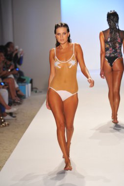 bir model minimale animale pist yürür