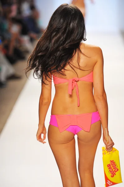 モデルは、メルセデス ・ ベンツ ・ ファッション ・ ウィーク中 lolli 水泳ショーで滑走路を歩く — ストック写真