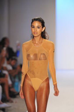 bir model minimale animale göstermek de pist yürür