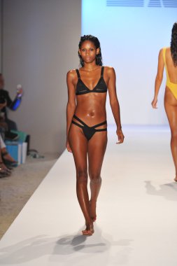 bir model minimale animale göstermek de pist yürür