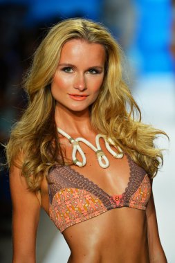 bir model mercedes-benz moda haftası sırasında maaji Show'da pist yürür