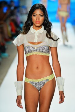 bir model mercedes-benz moda haftası sırasında maaji Show'da pist yürür