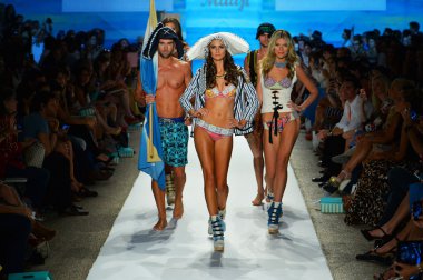 maaji gösteri pist modelleri yürümek