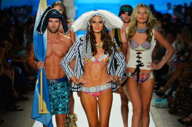 maaji gösteri pist modelleri yürümek