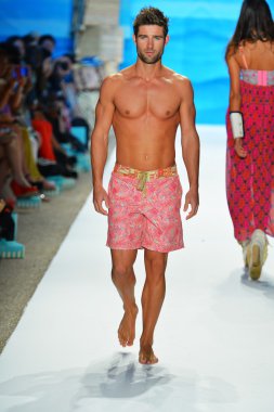 bir model mercedes-benz moda haftası sırasında maaji Show'da pist yürür