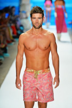 bir model mercedes-benz moda haftası sırasında maaji Show'da pist yürür