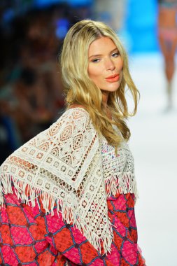 bir model mercedes-benz moda haftası sırasında maaji Show'da pist yürür