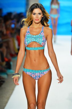 bir model mercedes-benz moda haftası sırasında maaji Show'da pist yürür