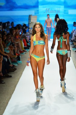 bir model mercedes-benz moda haftası sırasında maaji Show'da pist yürür