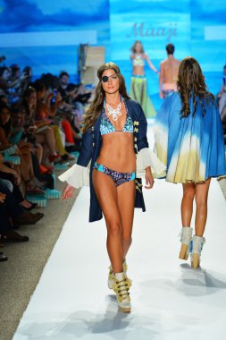 bir model mercedes-benz moda haftası sırasında maaji Show'da pist yürür