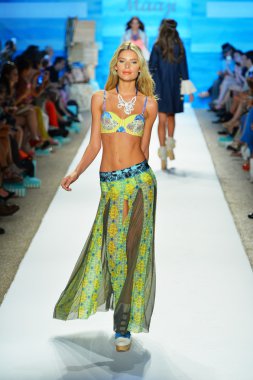 bir model mercedes-benz moda haftası sırasında maaji Show'da pist yürür