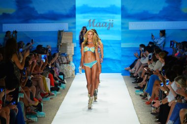bir model mercedes-benz moda haftası sırasında maaji Show'da pist yürür