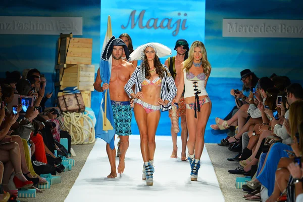 Models walk the runway at the Maaji show — Stock Photo, Image