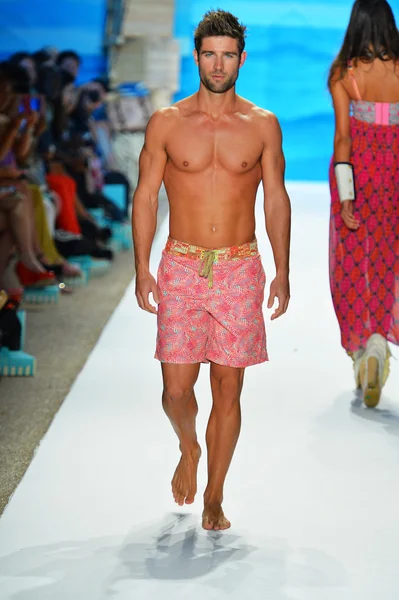 bir model mercedes-benz moda haftası sırasında maaji Show'da pist yürür