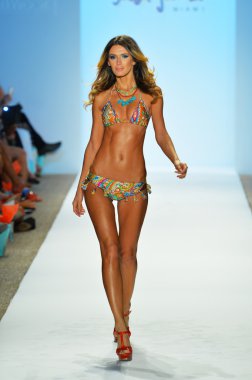 bir modeli pist luli fama 2014 koleksiyonu için yürüyor