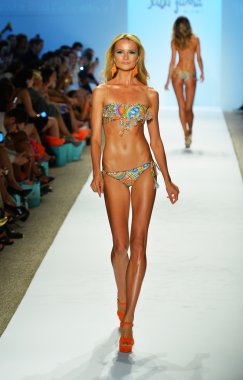 bir modeli pist luli fama 2014 koleksiyonu için yürüyor