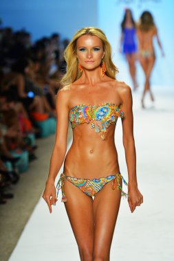 bir modeli pist luli fama 2014 koleksiyonu için yürüyor
