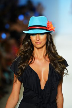 bir modeli pist luli fama 2014 koleksiyonu için yürüyor