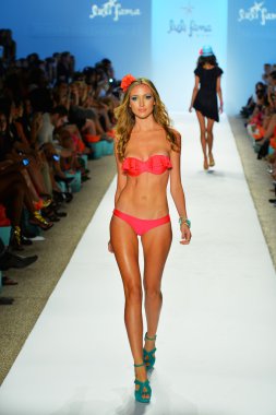 bir modeli pist luli fama 2014 koleksiyonu için yürüyor