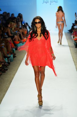 bir modeli pist luli fama 2014 koleksiyonu için yürüyor