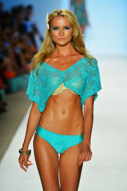 bir modeli pist luli fama 2014 koleksiyonu için yürüyor