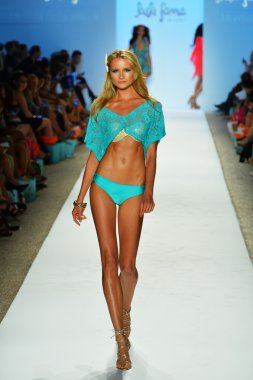 bir modeli pist luli fama 2014 koleksiyonu için yürüyor