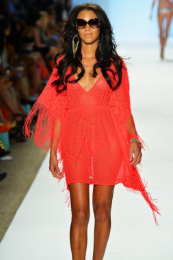 bir modeli pist luli fama 2014 koleksiyonu için yürüyor