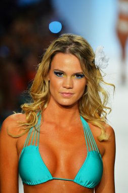 bir modeli pist luli fama 2014 koleksiyonu için yürüyor