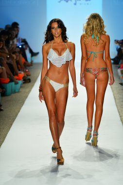 bir modeli pist luli fama 2014 koleksiyonu için yürüyor