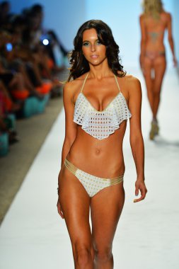 bir modeli pist luli fama 2014 koleksiyonu için yürüyor